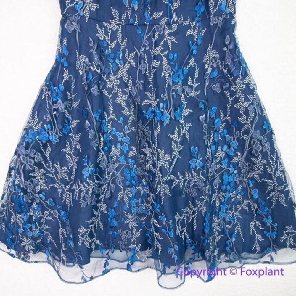 New! White House Black Market blue embroidered fit and flare dress, size 6‎ - Picture 4 of 16